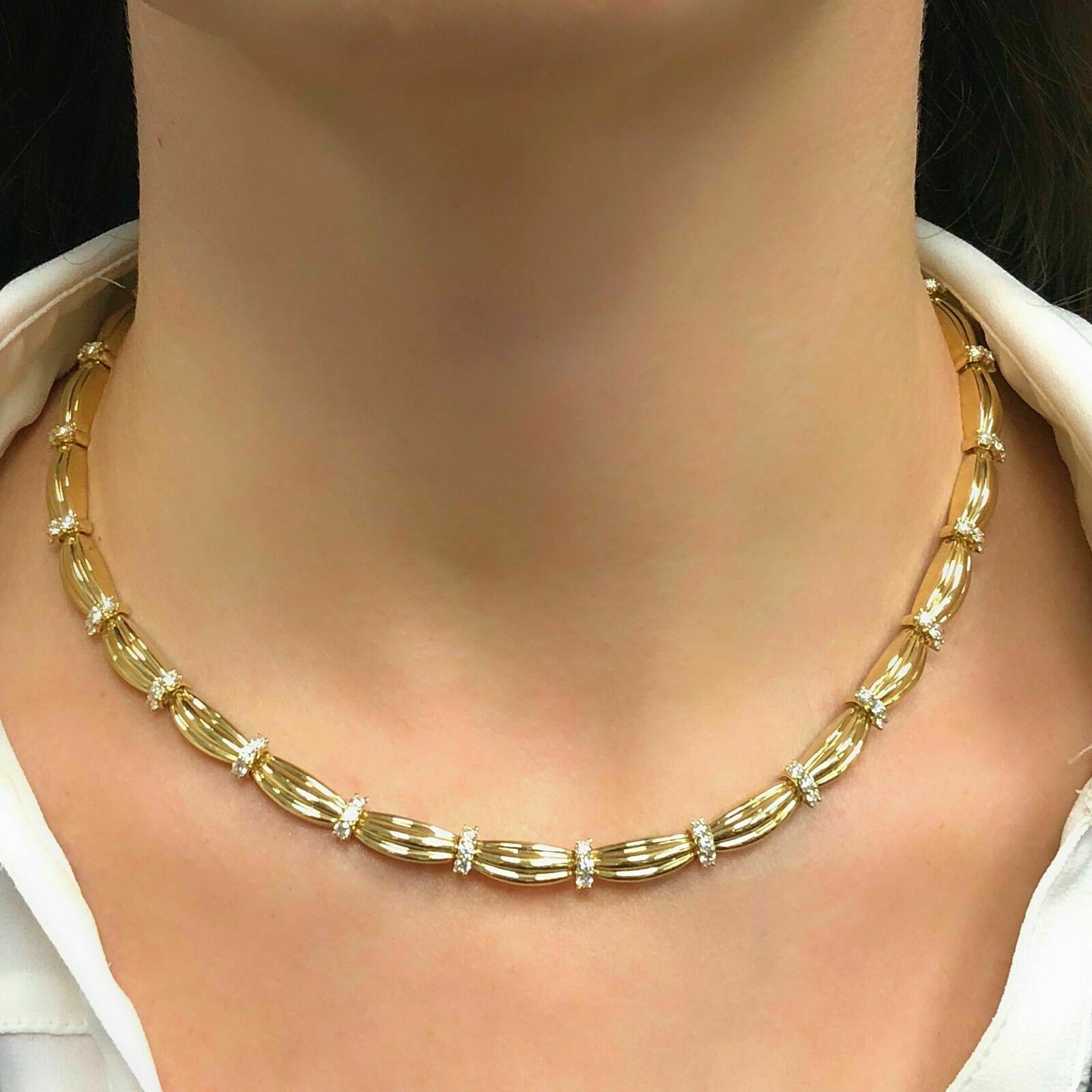 gold tone kisses necklace - THRIFTWARES VINTAGE