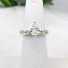 A.JAFFE Pear Shape 1.61 tcw Diamond Engagement Ring 18kt White Gold IGI